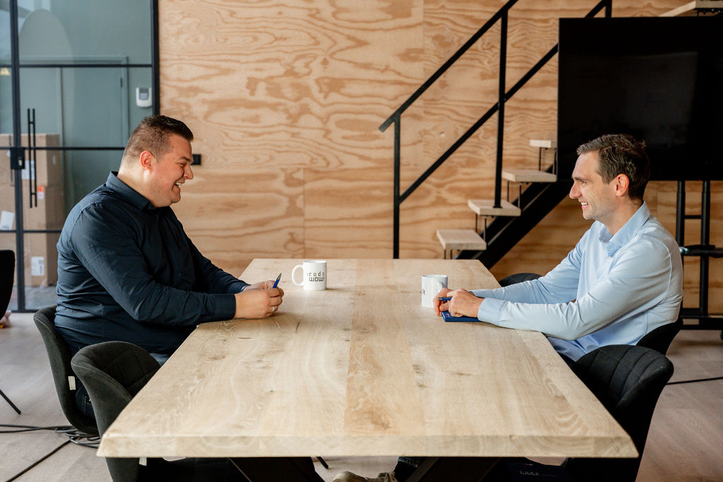 Twee personen hebben een adviesgesprek bij Code WOW!