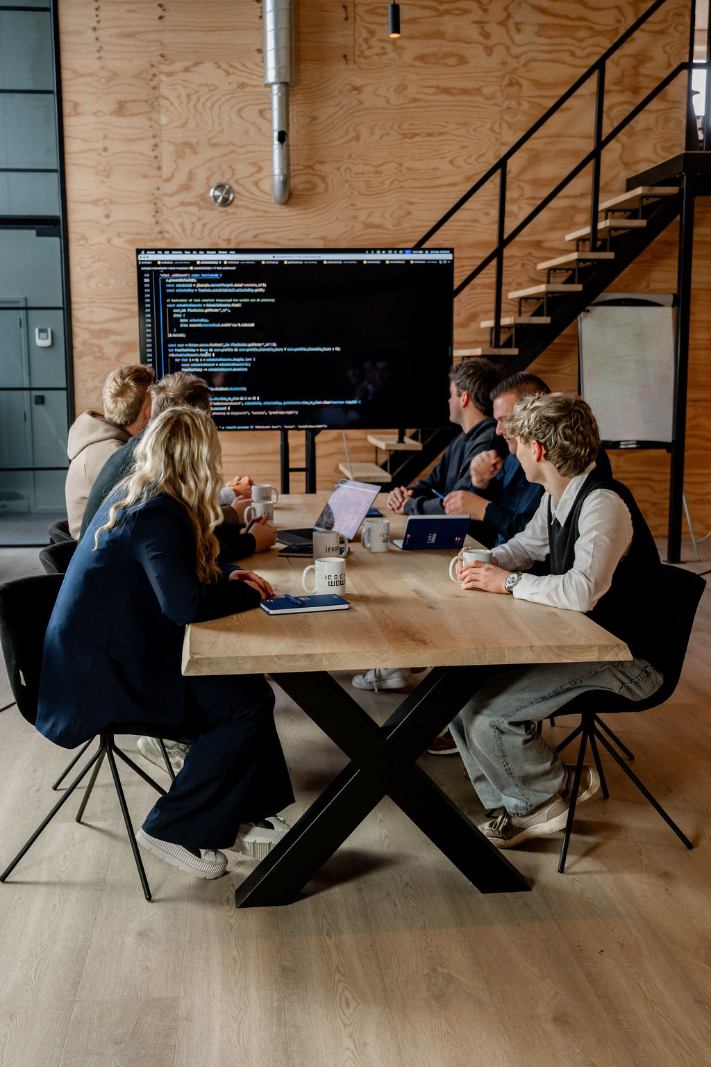 Aan tafel met ons team om kennis te maken