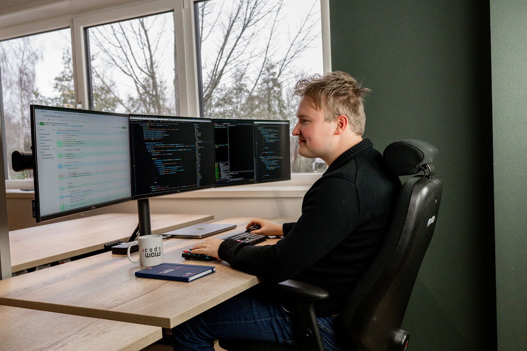 programmeur die lacht tijdens het programmeren