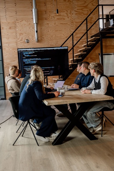 Maandelijks overleg aan de grote tafel bij Code WOW!