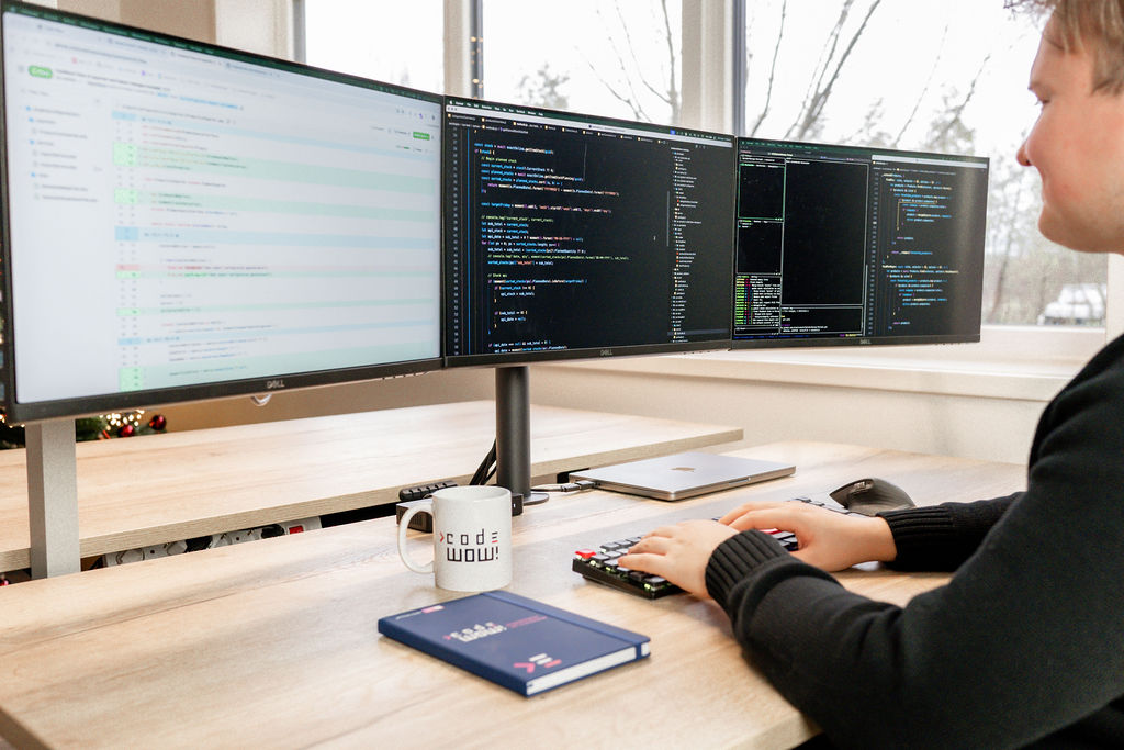 programmeur kijkt naar code op het scherm bij Code WOW!