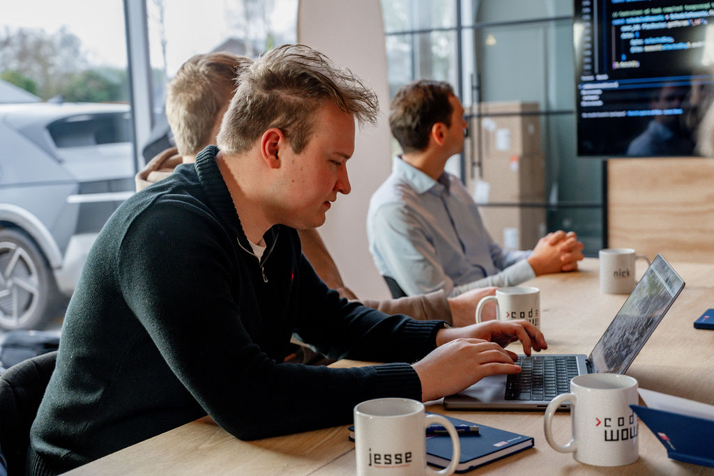 programmeur legt code standaarden uit bij Code WOW!