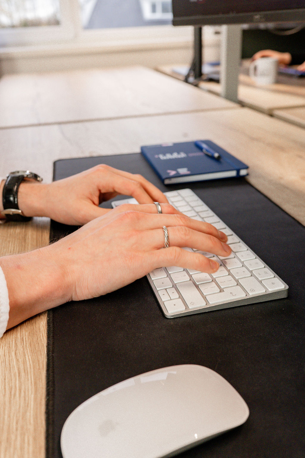 Collega die code aan het typen is bij Code WOW!