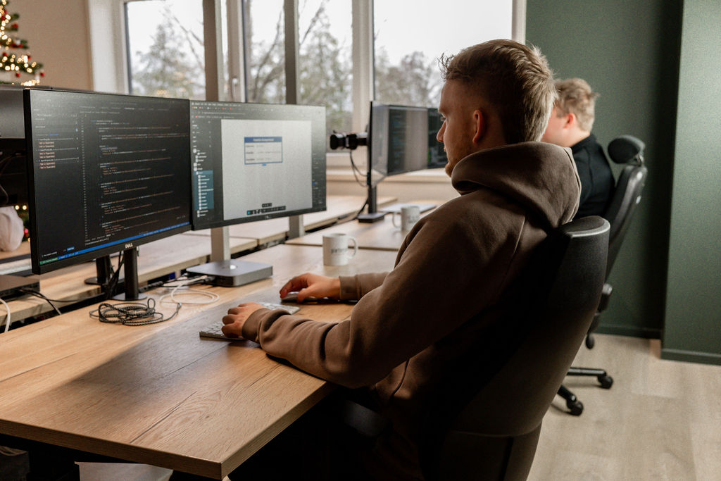 twee programmeurs zitten middenin de code bij Code WOW!