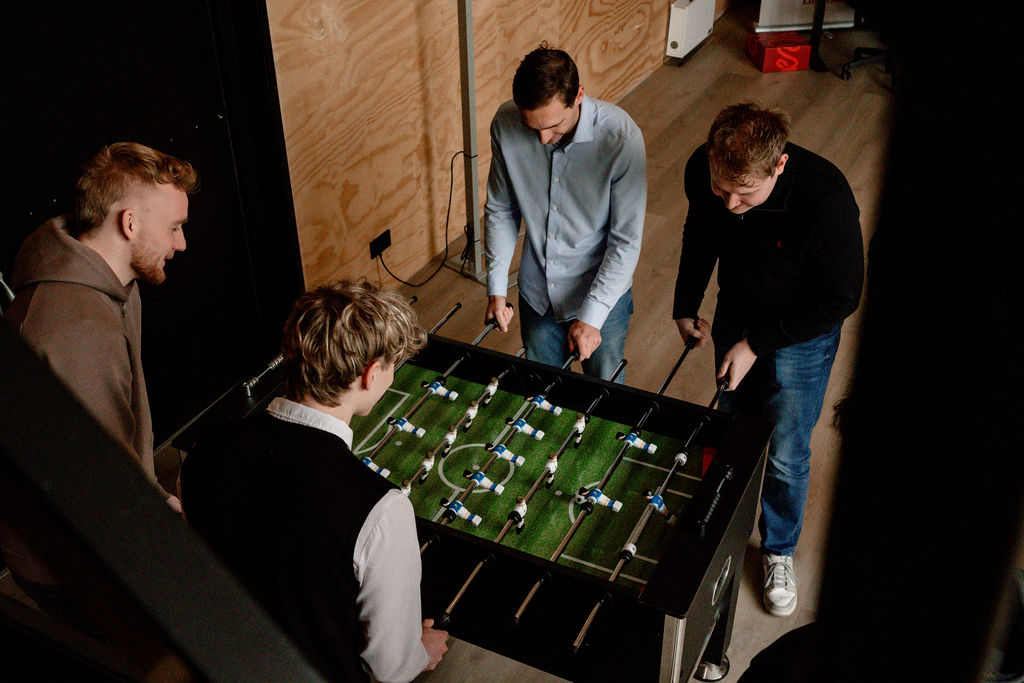 Code WOW! team die aan het tafelvoetballen zijn